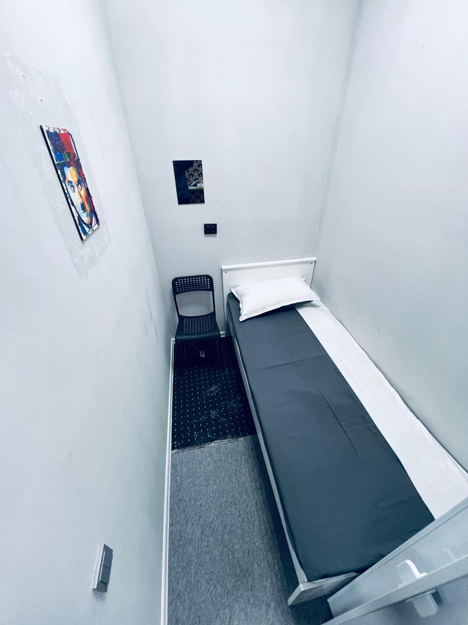 Center Capsule Hotel Alma-Ata Exteriör bild