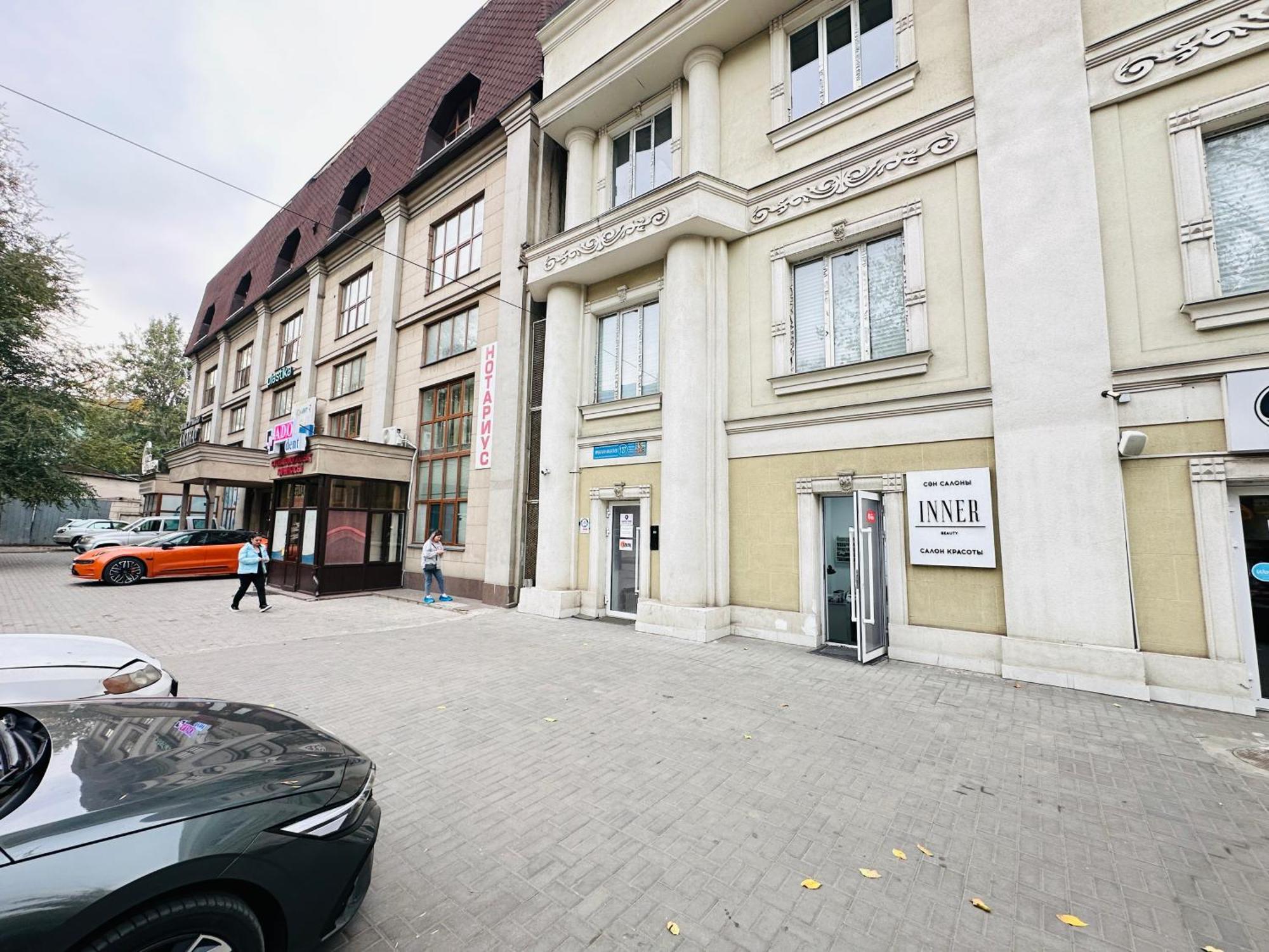 Center Capsule Hotel Alma-Ata Exteriör bild